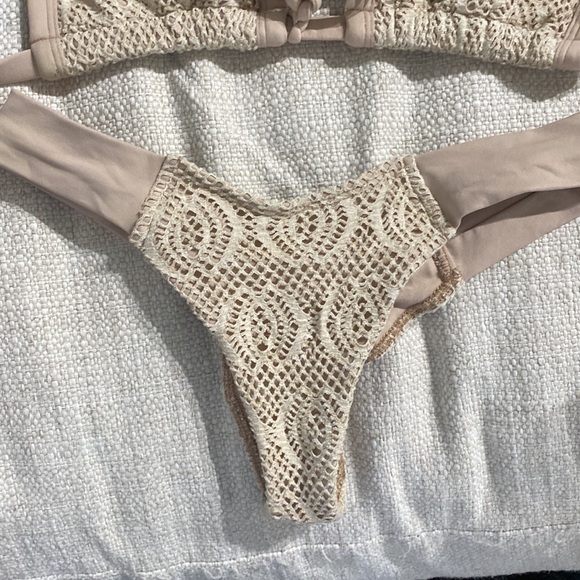 Bikini - Picture 2 of 4